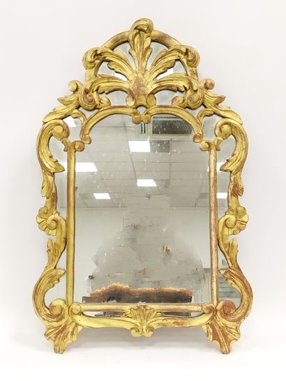 MIROIR en bois et stuc doré à décor de feuilles...