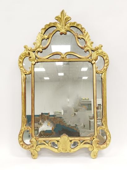 MIROIR en bois et stuc doré sculpté à pareclose...