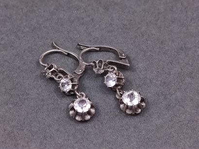 PAIRE de dormeuses en argent ornée de pierres...