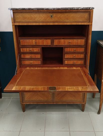 SECRETAIRE en bois et placage de bois précieux...