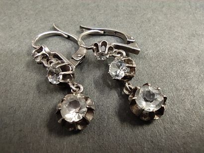 PAIRE de dormeuses en argent ornée de pierres...