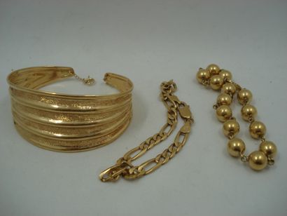 1 Bracelet ouvert, fermoir chaines Or jaune...