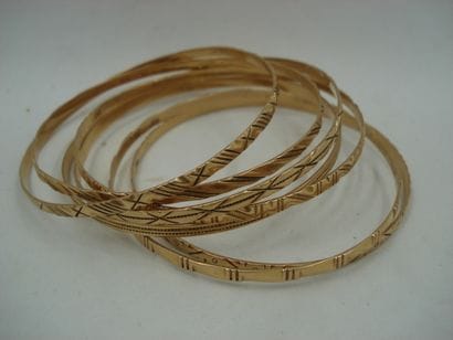 7 Bracelets joncs Or 18kt 51,89 g déformés...