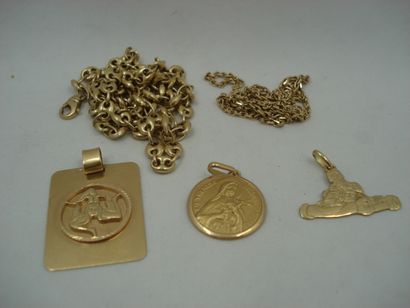 1 Médaille religieuse Or 18kt 5,70 g 2 Pendentifs...