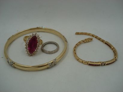 1 Bracelet souple Or jaune 18kt et pierres...