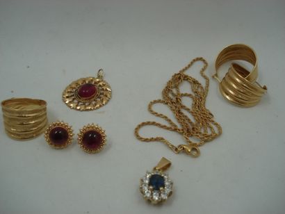 1 Bague Or jaune 18kt 2,10 g 1 Paire boucles...
