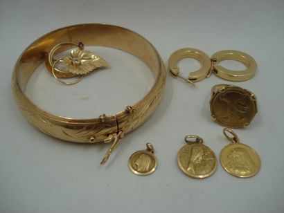 1 Bracelet rigide Or 18kt 32,27 g 1 Bague...