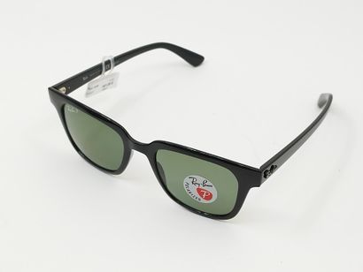 Ray Ban 
Paire de lunette de soleil
Verres...