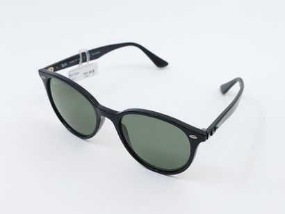 Ray Ban 
Paire de lunette de soleil
Verres...