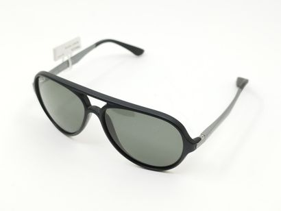 Ray Ban 
Paire de lunette de soleil
Verres...