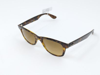Ray Ban 
Paire de lunette de soleil
Verres...