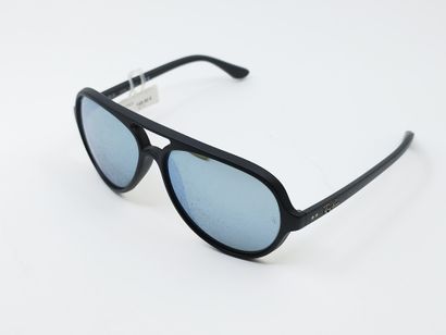 Ray Ban 
Paire de lunette de soleil