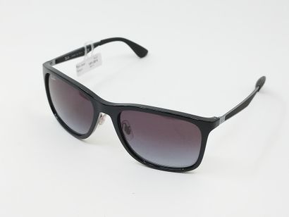 Ray Ban 
Paire de lunette de soleil
Verres...