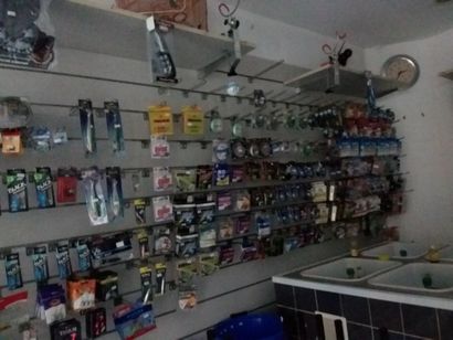 la totalité de l'étagère contenant 
hameçon...