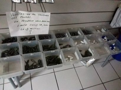 la totalité de l'étagère contenant 
hameçon...