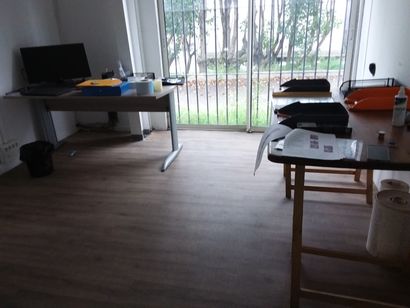 armoire en stratifié 
bureau plat en compressé
table...