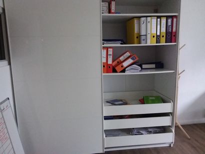 armoire en stratifié 
bureau plat en compressé
table...