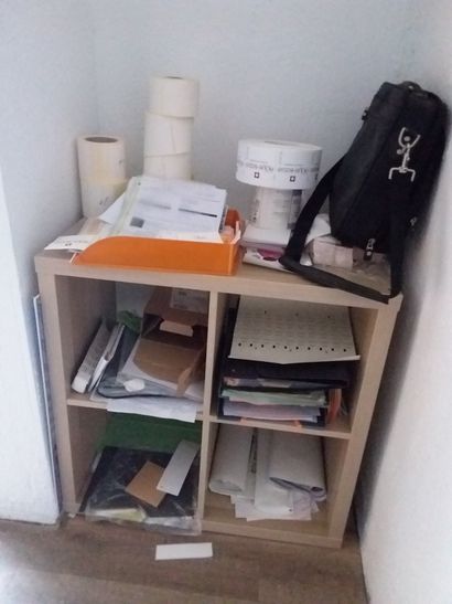 bureau plat en compressé
deux fauteuils de...