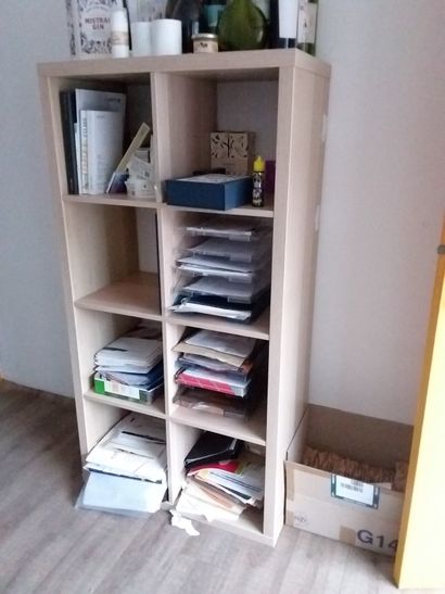 bureau plat en compressé
deux fauteuils de...