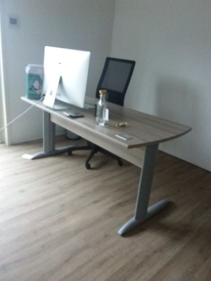 deux bureaux plats en compressé
trois fauteuils...