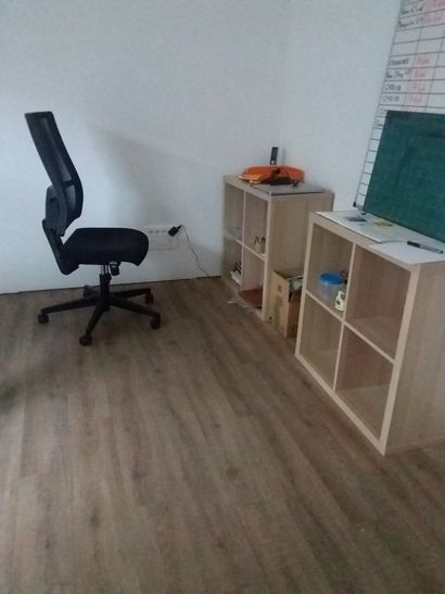 deux bureaux plats en compressé
trois fauteuils...