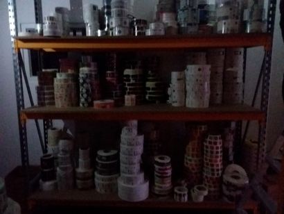 trois bureaux pkat en compresse
3 étagères...