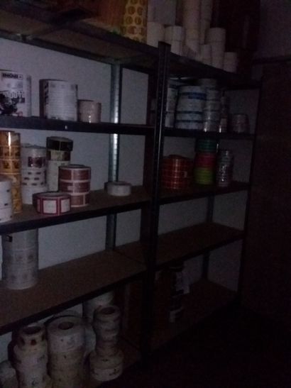 trois bureaux pkat en compresse
3 étagères...