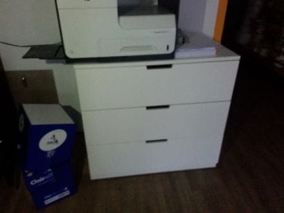 commode en stratifié trois tiroirs
étagère...