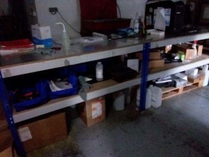 deux établis et petit outillage 
deux étagère...