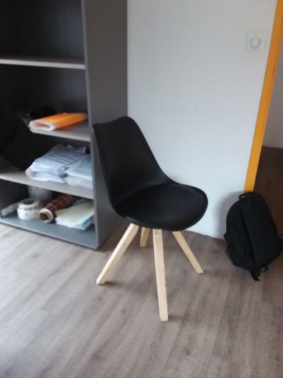 etagère basse en compressé
bureau en compressé
fauteuil...