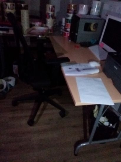trois bureaux pkat en compresse
3 étagères...