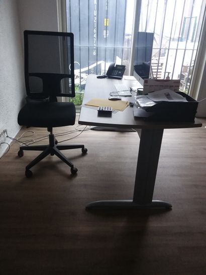 deux bureaux plats en compressé
trois fauteuils...