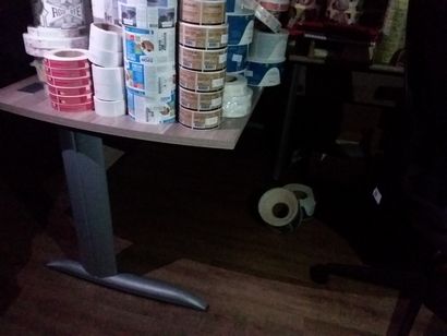 trois bureaux pkat en compresse
3 étagères...