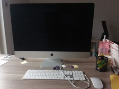 ordinateur Apple 
clavier
souris