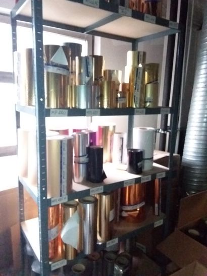 étagère contenant 
stock rouleaux