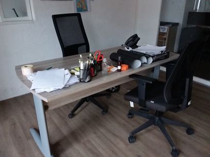 bureau plat en compressé
deux fauteuils de...