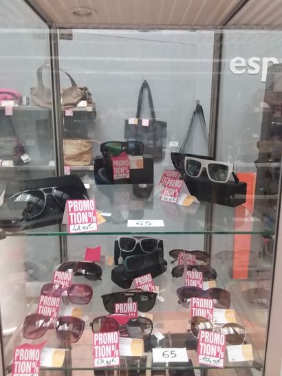 6 paires de lunettes de soleil avec étuis...