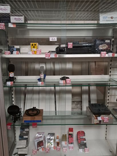 totalité de la vitrine comprenant : tables...