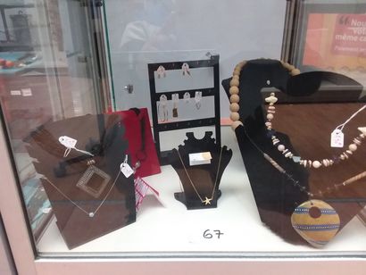 bijoux fantaisies 
colliers 
boucles d'o...