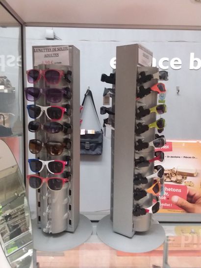 6 paires de lunettes de soleil avec étuis...