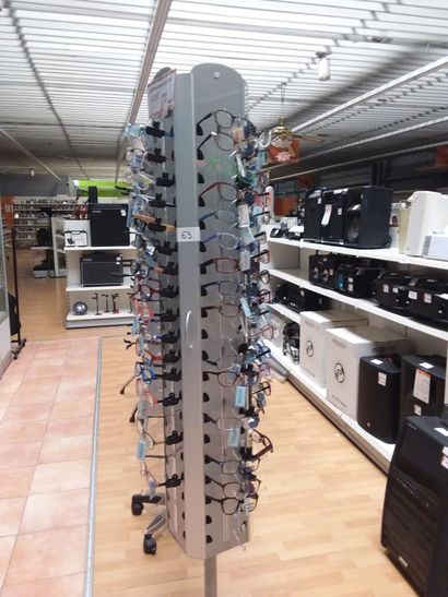 portant avec 60 paires de lunettes