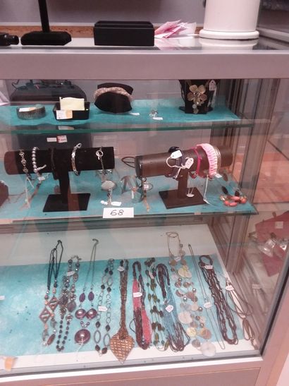 lot de bijoux fantaisie 
colliers
bracel...