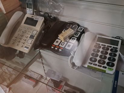 la totalité de l'étagère comprenant : téléphones...