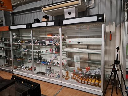 3 vitrines