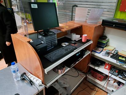 ordinateur et un tiroir caisse