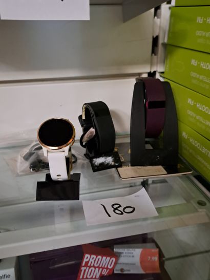 3 montres connectées dont une de marque ...