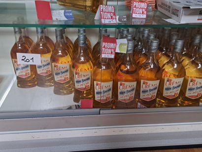 lot de bouteilles de crème de pêche