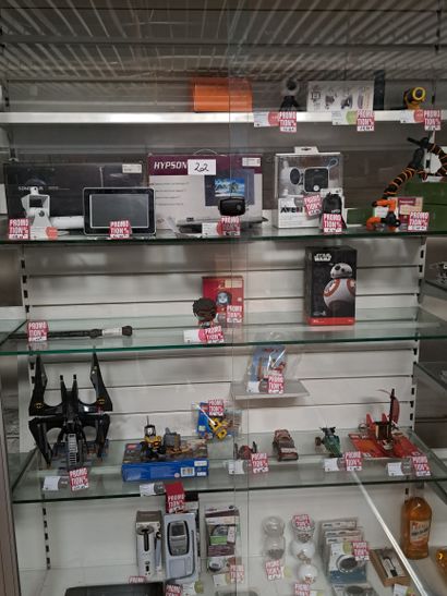 la totalité e la vitrine comprenant : jeux...