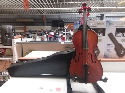 violon portant l'inscription stradivariu...