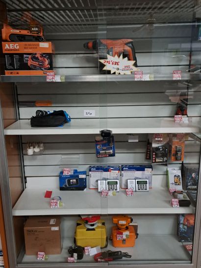 Ponceuse AEG, perforateyr AEG, lampe torche,...